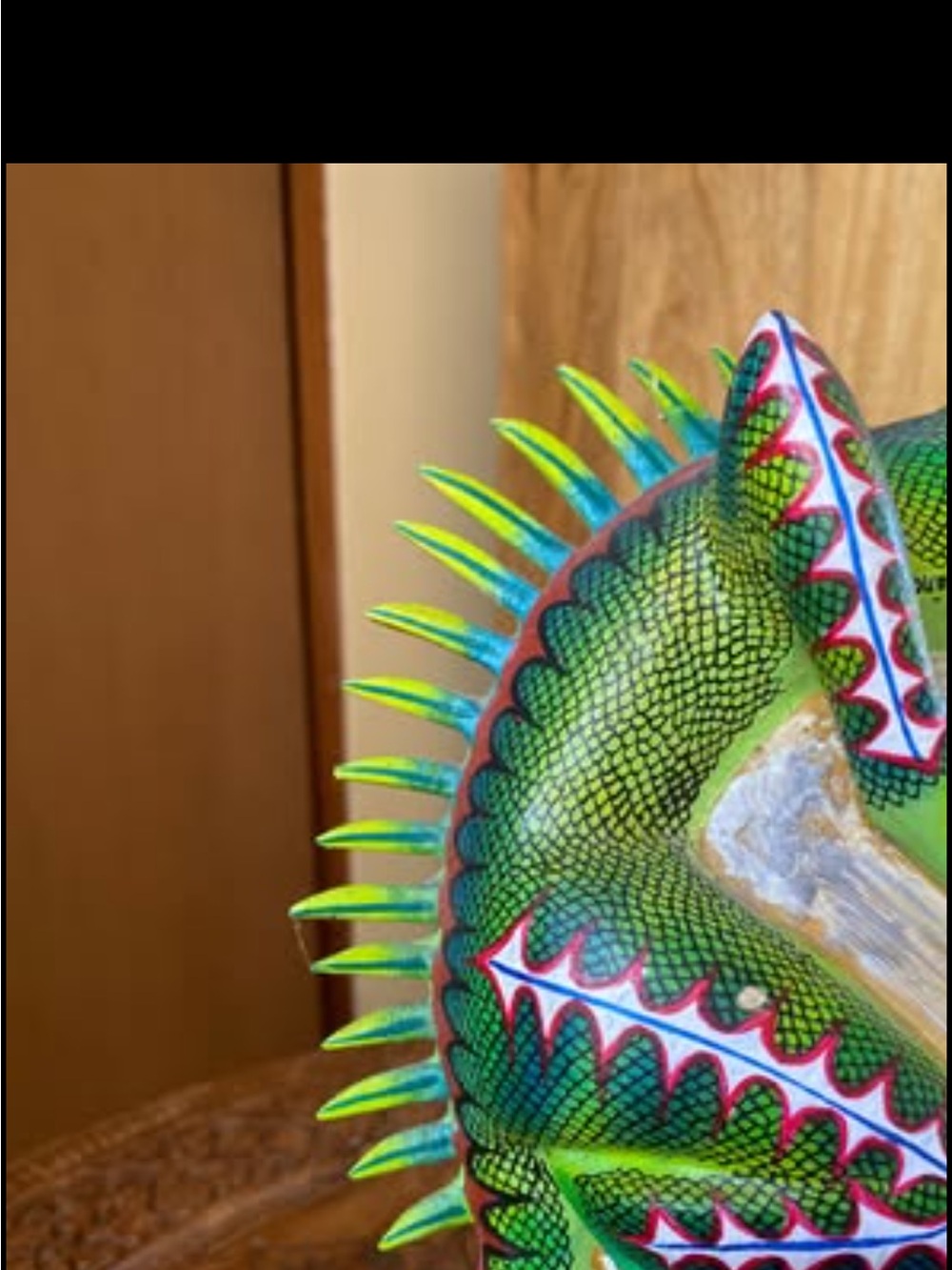 Handcrafted Green Iguana Reptile Figurine - Picture 3 of 6